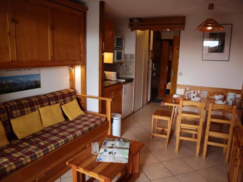un salon avec un canapé et une table et une cuisine dans l'établissement Studio cabine cosy avec balcon, proche télésièges et commerces, 5 couchages - Les Saisies - FR-1-594-315, à Hauteluce