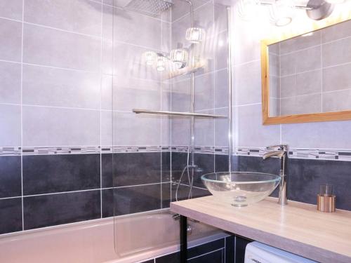 une salle de bain avec un lavabo et une baignoire dans l'établissement Studio skis aux pieds, 4 pers, terrasse ensoleillée, prox commerces et animations - FR-1-322-529, aux Orres
