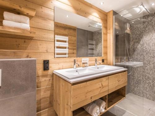 une salle de bain avec un lavabo et une douche dans l'établissement Duplex neuf 8 pers., sauna, proche centre Saint-Martin-de-Belleville - FR-1-570-49, à Saint-Martin-de-Belleville
