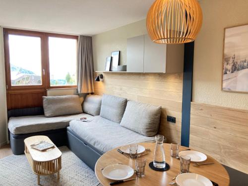 un salon avec un canapé et une table dans l'établissement Appartement rénové au cœur d'Avoriaz, 4/5 pers, avec balcon et accès internet - FR-1-634-93, à Morzine