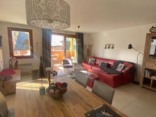 Appartement spacieux, proche pistes et commerces, avec balcon sud et garage privatif - FR-1-445-193