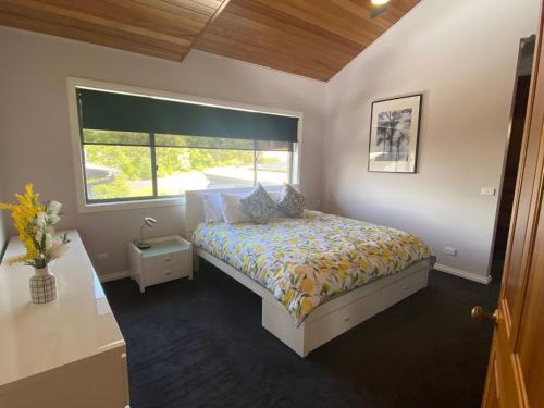 Un pat sau paturi într-o cameră la 56 Culgoa Crescent, Pambula Beach