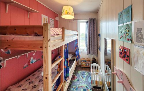 een kamer met 2 stapelbedden en een speelkamer bij Nice Home In Bremnes With Wifi in Bremnes
