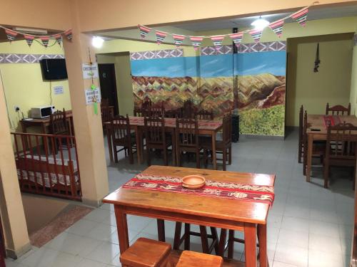 een eetkamer met een tafel en stoelen bij Hosteria Sol de la quebrada in Humahuaca