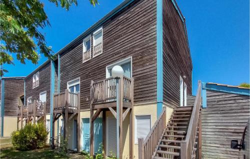 ein Haus mit Holztreppe an der Seite in der Unterkunft Lovely Apartment In La Rochelle in La Rochelle