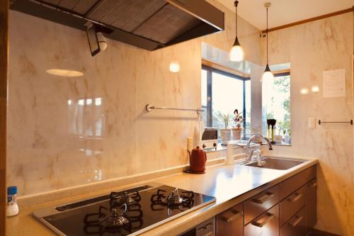 uma cozinha com um lavatório e um fogão em Morinoka - Vacation STAY 43707v em Matsue