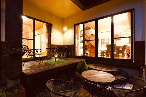 d'une terrasse avec une table en bois, des chaises et des fenêtres. dans l'établissement Morinoka - Vacation STAY 43707v, à Matsue