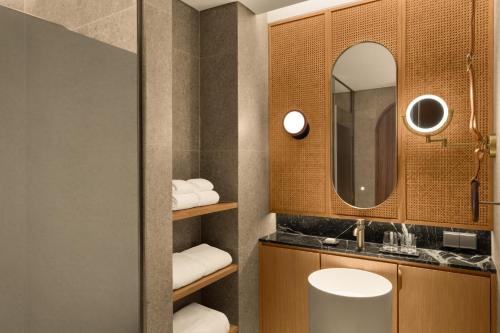 Bilik mandi di L7 WEST LAKE HANOI by LOTTE HOTELS