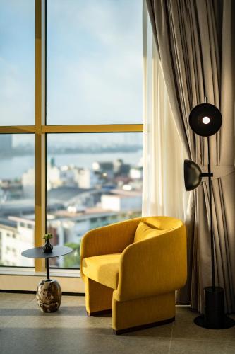 Ruang duduk di L7 WEST LAKE HANOI by LOTTE HOTELS