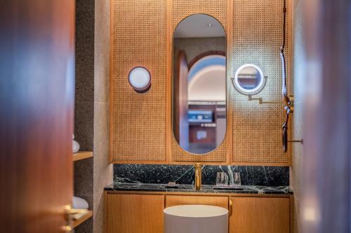 Bilik mandi di L7 WEST LAKE HANOI by LOTTE HOTELS