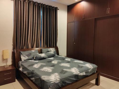 una camera da letto con un letto e una finestra con tende di Nice semi D house at Tangkak a Tangkak