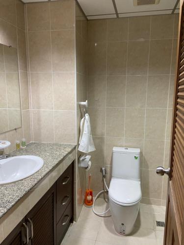 La salle de bains est pourvue de toilettes et d'un lavabo. dans l'établissement View Talay 5 at Nong Apartment, à Pattaya (sud)