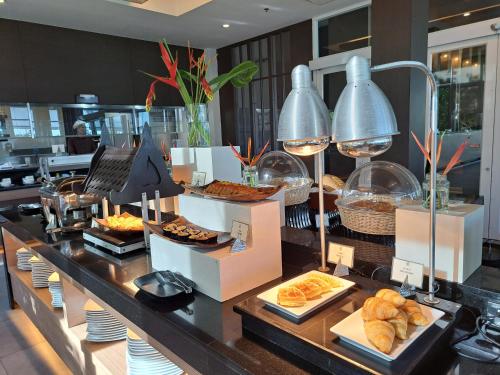 una línea de buffet con diferentes tipos de bollería y pan en Kantary Beach Hotel Villas & Suites, en Khao Lak