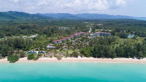 una vista aérea de un complejo en la playa en Kantary Beach Hotel Villas & Suites, en Khao Lak