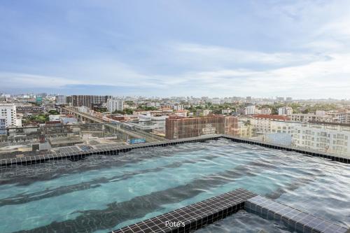una gran piscina en la parte superior de un edificio en 2BR Condo near DMK Airport/Joddfairs/Chatuchak, en Ban Chuat Plai Mai