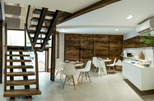 a kitchen and dining room with tables and chairs at Veneza Carioca Hotel Bout in Rio de Janeiro