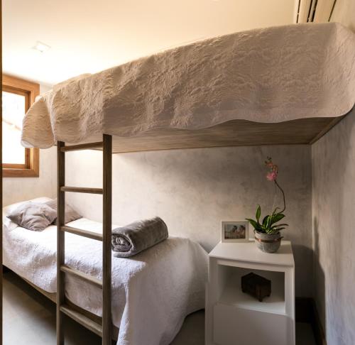 a bedroom with a bunk bed with a ladder at Veneza Carioca Hotel Bout in Rio de Janeiro