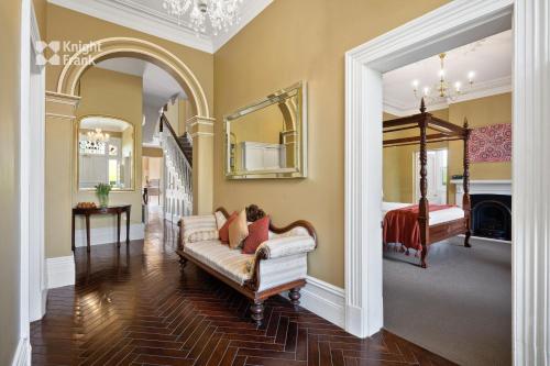 uma sala de estar com um sofá e um quarto em Clydesdale Manor em Hobart