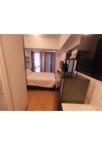 的住宿－Apartemen Tokyo Riverside Tower Dotonbori LT 12，小房间设有床和镜子
