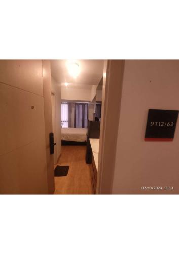 的住宿－Apartemen Tokyo Riverside Tower Dotonbori LT 12，走廊通往卧室,卧室内设有一张床
