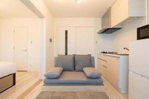 un soggiorno con divano blu in cucina di Sakuramichi Terrace a Tokyo