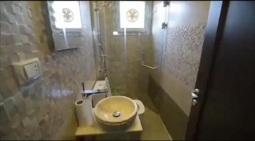 a small bathroom with a toilet and a shower at المهندسين خلف الاسواق الحره in Cairo