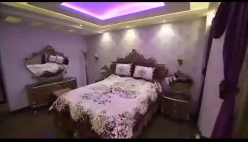 a bedroom with a bed and a purple ceiling at المهندسين خلف الاسواق الحره in Cairo