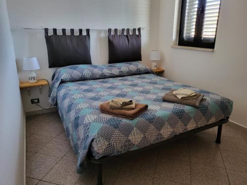 um quarto com uma cama com duas toalhas em holiday home em Posada