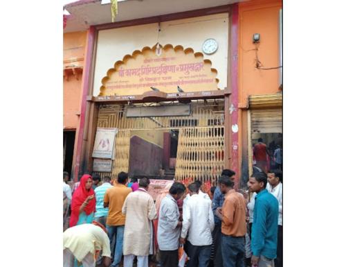 a group of people standing in front of a store at Hotel Raj, Chitrakoot in Sītāpur Mūāfi