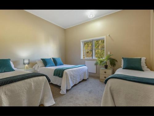 um quarto com 2 camas e uma janela em FISHERMANS’DELIGHT em Whangaroa