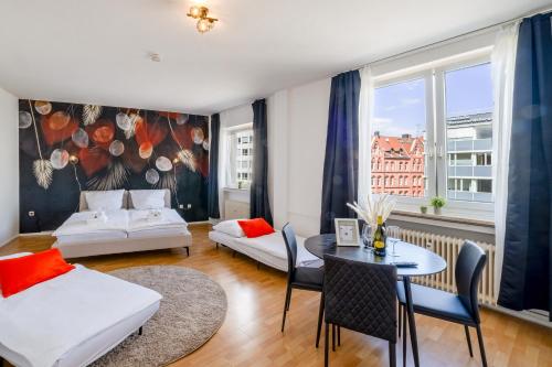 uma sala de estar com um sofá e uma mesa em Im Herzen Hannovers 3min City 45m² 1 Zimmer Aufzug em Hanôver