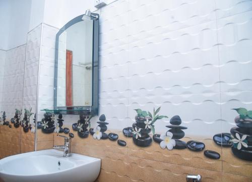 La salle de bains est pourvue d'un lavabo et d'un miroir. dans l'établissement Eco Salient View, à Ella
