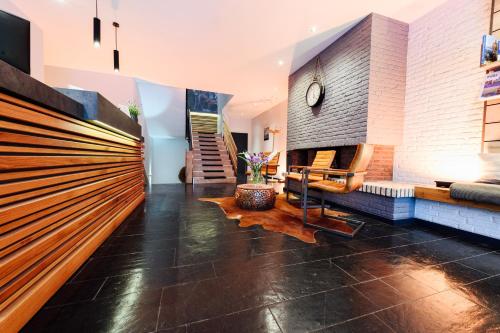 Cette chambre dispose d'un hall avec un mur en bois. dans l'établissement Hotel Wiesengrund Business & Boutique, à Dinklage