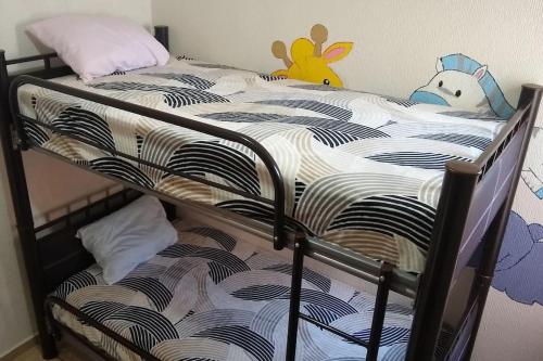 a bunk bed in a room with a bunk bedutenewayangering at Casita práctica, sencilla y lista para recibirte. in Silao