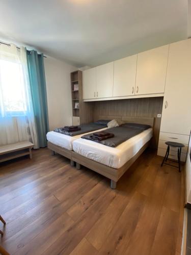 a bedroom with a bed and a wooden floor at Studio apartman Mia in Tar
