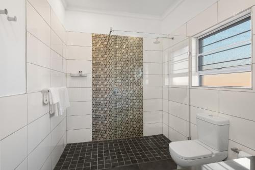 biała łazienka z prysznicem i toaletą w obiekcie Park Hotel Mokopane w mieście Mokopane