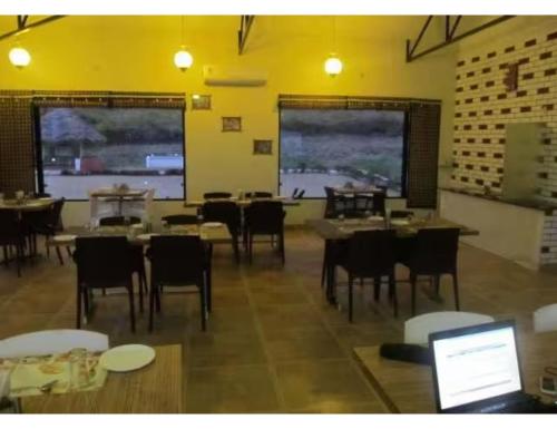 Restaurace v ubytování Derra Camp & Resort, Dehradun