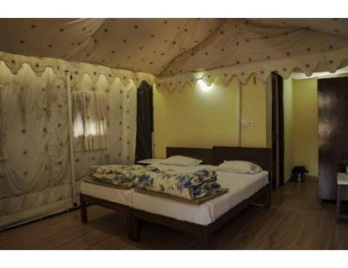 Postel nebo postele na pokoji v ubytování Derra Camp & Resort, Dehradun