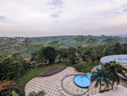- une vue aérienne sur un complexe avec un jardin dans l'établissement Cottonwood Apartment at Marbella Suites Dago, à Bandung