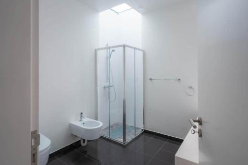 een badkamer met een glazen douche en een wastafel bij Sea View Villa Mar Lindo nr Ponta do Sol in Ponta do Sol