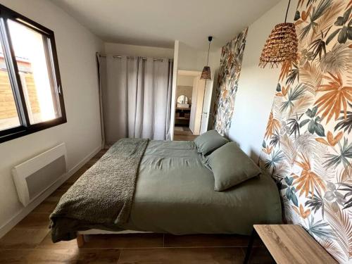 une chambre avec un lit dans une pièce dans l'établissement Maison neuve proche de l'Océan et au calme, à Mimizan