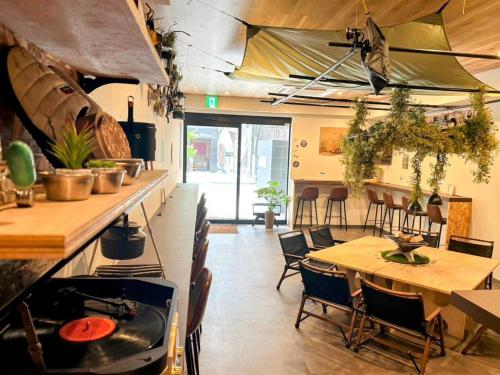 名古屋市にあるHOTEL ERENOAのテーブルと椅子が備わるレストラン