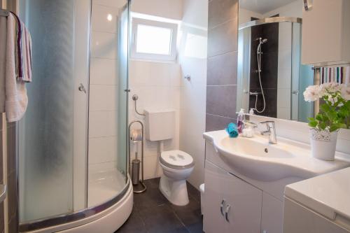 Ένα μπάνιο στο Apartment Katarina