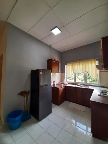 Η κουζίνα ή μικρή κουζίνα στο Seri Bulan Condo