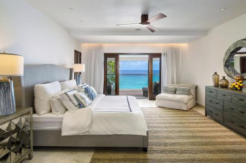 Un dormitorio con una cama y vista al mar. en Portico 3 by Blue Sky Luxury, en Saint James