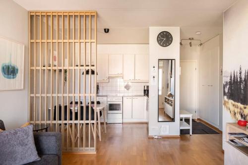 salon z kanapą i kuchnią w obiekcie Relaxing apartment by sea + Sauna + free Parking w Helsinkach