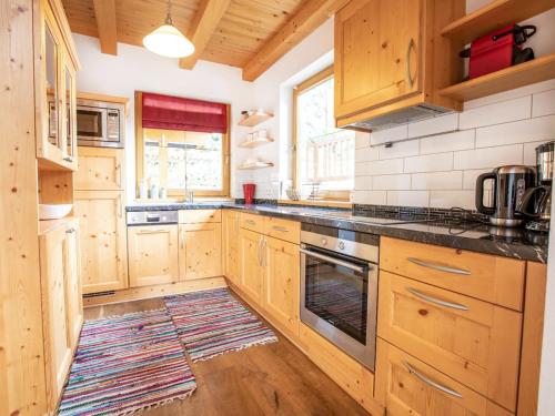 Dapur atau dapur kecil di Chalet Hochkrimml with sauna on the ski slope