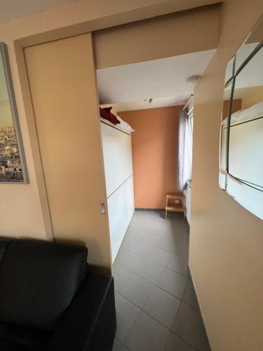 a room with a couch and a room with a closet at Prinses Elisabeth in Koksijde