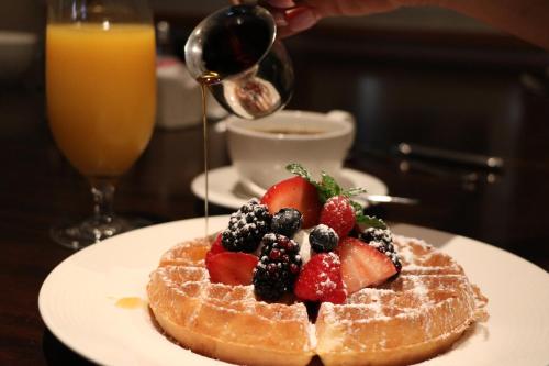 une assiette avec une gaufrette et des fruits sur elle dans l'établissement Omni Rancho Las Palmas Resort & Spa, à Rancho Mirage