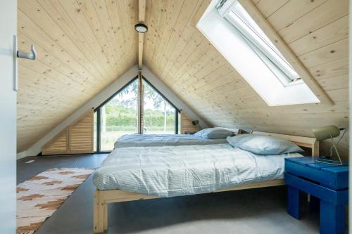 een slaapkamer met een bed op zolder bij Riethoek Westerschouwen in Burgh Haamstede